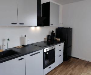 Moderne Wohnung mit Loggia - Neubau 2023的厨房或小厨房