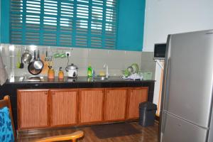 KelaniyaParamount Residence 3的厨房配有水槽和冰箱