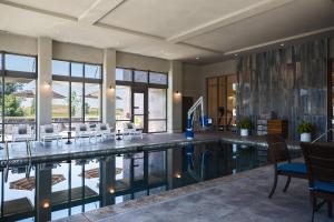威斯特维尔威斯特维尔-北极星哥伦布万丽酒店的一个带桌椅的游泳池