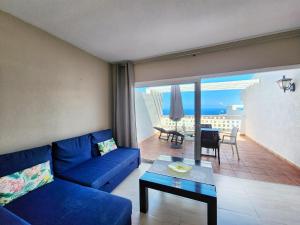 阿德耶Ocean View Villas Canarias的客厅配有蓝色的沙发和桌子