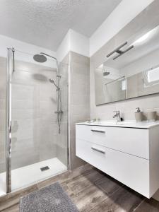 阿德耶Ocean View Villas Canarias的带淋浴和盥洗盆的白色浴室