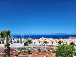 阿德耶Ocean View Villas Canarias的享有拥有建筑和大海的城市美景