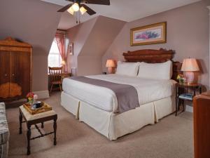 盖茨堡Keystone Inn Bed and Breakfast的一间卧室,卧室内配有一张大床