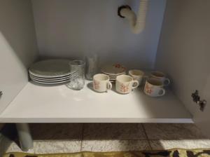 坎波斯杜若尔当Flats Brancas Nuvens的一张带杯子和盘子的白色桌子
