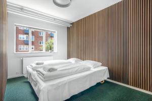 哥本哈根司丽普旅舍的一间卧室设有一张大床和窗户