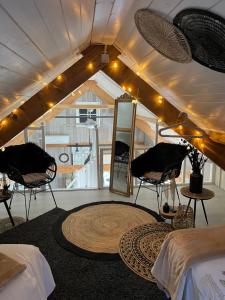 东福尔讷Sandra’s Gastenverblijf的一间设有镜子、一张床和椅子的房间