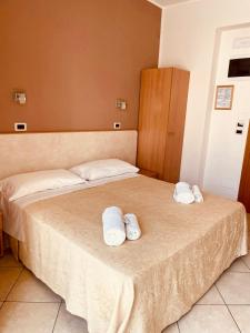 切塞纳蒂科法沃尔利塔酒店的两张位于酒店客房的床,配有毛巾