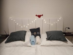 布尔诺Academic Apartment Brno (AAB) 2+1 (62 m²)的一张带灯光和枕头的白色床