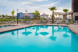 罗马琳达圣贝纳迪诺洛马琳达万豪广场套房酒店的蓝色的酒店游泳池
