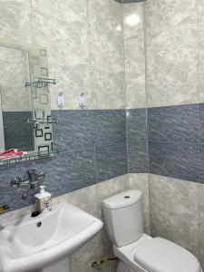 GarniRoman's guest house in Garni的浴室配有白色卫生间和盥洗盆。