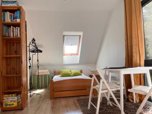 米科泽沃Garden Room的卧室配有一张床和一张桌子及椅子