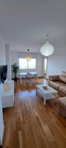 马拉加Litoral beach的客厅配有沙发和桌子