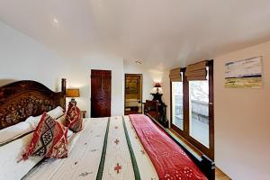 圣达菲Antigua Inn的一间卧室配有一张带枕头的大型木制床。