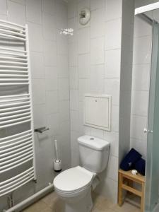 圣吉欧梅斯Cosy Paris的白色的浴室设有卫生间和淋浴。