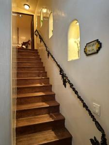 圣达菲Antigua Inn的房屋内的楼梯,带绳索栏杆