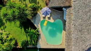 贝岛Villa MILENA的游泳池顶部景,带遮阳伞