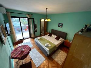 卡什泰拉soba za odmor Nika的一间设有床铺的卧室,位于一个拥有绿色墙壁的房间