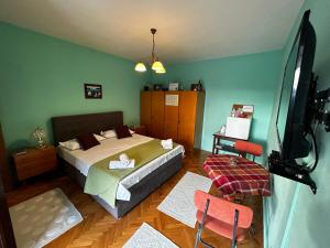卡什泰拉soba za odmor Nika的一间卧室配有一张床和一台平面电视