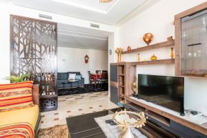 拉巴特Appartement Rabat Agdal City Centre - SwiftStay的客厅配有大屏幕平面电视