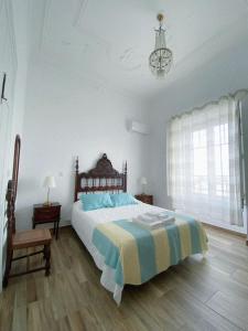 皮亚斯Pias Guesthouse的一间卧室配有一张大床和一个吊灯。