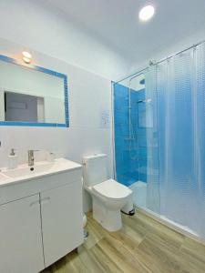 皮亚斯Pias Guesthouse的一间带卫生间和玻璃淋浴间的浴室