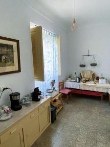 皮亚斯Pias Guesthouse的一间位于客房角落的带一张床的房间