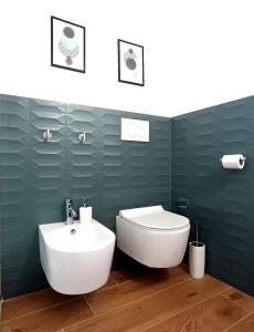 维泰博Ottantotto Viterbo的浴室配有白色卫生间和盥洗盆。