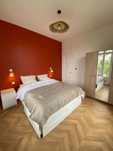 尼斯Petit Paradis的一间卧室设有一张大床和红色的墙壁