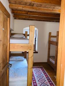 吉诺卡斯特Guest House and Hostel VAL-MAR的一间设有两张双层床和地毯的房间