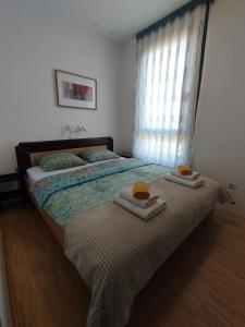 乌马格Apartment Bencic的一间卧室配有带毛巾的床