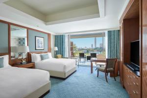 开罗开罗尼罗河丽思卡尔顿酒店集团的酒店客房设有两张床和电视。