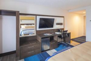 杰克逊维尔Southbank Hotel by Marriott Jacksonville Riverwalk的酒店客房配有书桌和床。