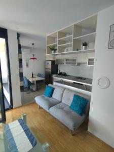 乌马格Apartment Bencic的客厅配有沙发和桌子