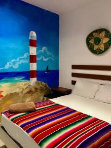 坎昆Villa Leo的一间卧室配有一张带灯塔画的床铺