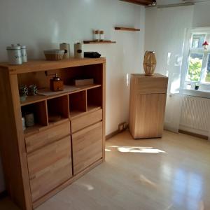 锡根Rubens Haus的客房设有木制橱柜和窗户。