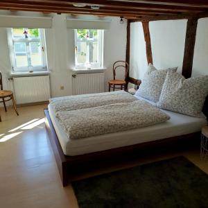 锡根Rubens Haus的一间卧室设有一张床和两个窗户。