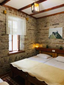 吉诺卡斯特Guest House and Hostel VAL-MAR的一间卧室设有两张床和窗户。