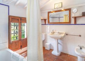 贝瑙汉Molino del Caracol的一间带水槽、卫生间和镜子的浴室