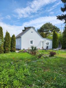 维也纳附近格拉斯多夫HOME 2201的白色的房子,带长凳的草地庭院
