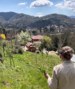 GeranoAgriturismo Rossolampone的田间植物的女人