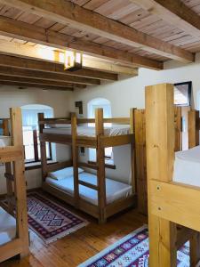 吉诺卡斯特Guest House and Hostel VAL-MAR的房屋内带三张双层床的房间