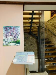 吉诺卡斯特Guest House and Hostel VAL-MAR的墙上画画的建筑物的楼梯
