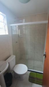 特雷索波利斯Pousada do Gil的一间带卫生间和淋浴的小浴室