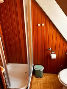 代特莫尔德Ferienwohnungen Café Cup的带淋浴和卫生间的小浴室