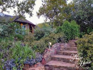 哈博罗内Moritshane estate的花园内有一套楼梯,有房子