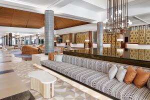丹娜努Sheraton Fiji Golf & Beach Resort的大堂,带长沙发的酒店