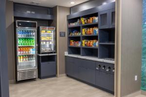 斯莱德尔SpringHill Suites by Marriott Slidell的一间储藏室,配有2台冰箱和饮料