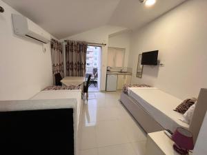 布德瓦Pearl Apartments的小房间设有两张床和电视