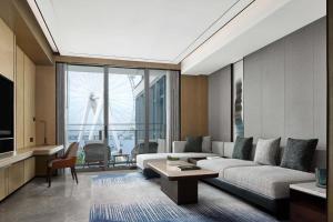宝安深圳前海华侨城 JW 万豪酒店(宝安机场)的客厅配有沙发和桌子