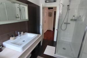 洛夫兰Apartman Sonja的浴室配有白色水槽和淋浴。